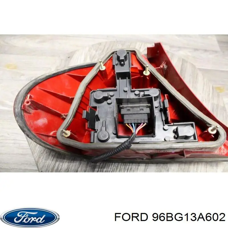 Задній правий стоп Ford 1119437