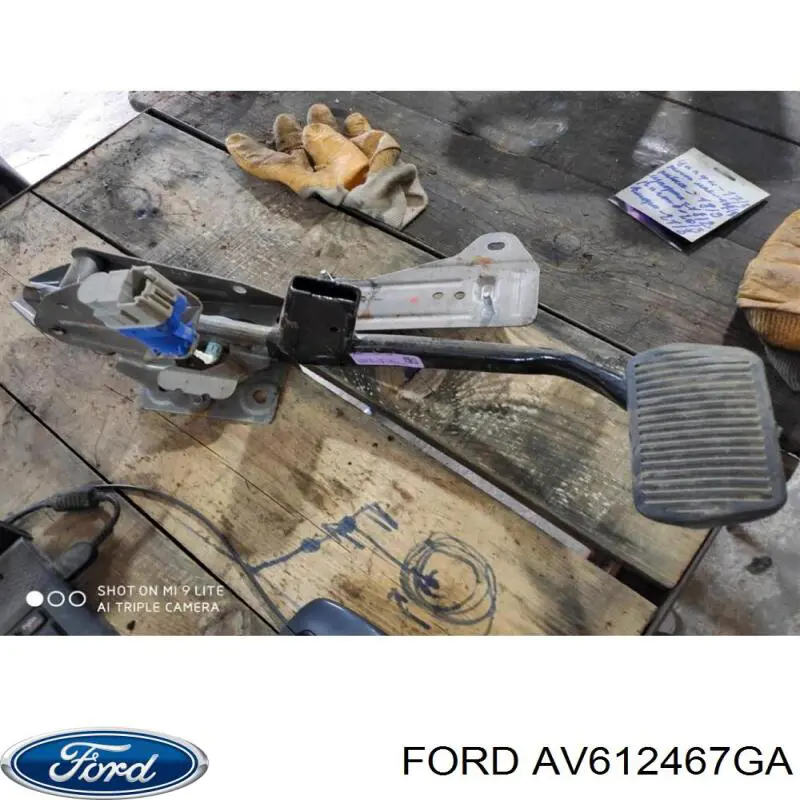 AV612467GA Ford Педаль гальма