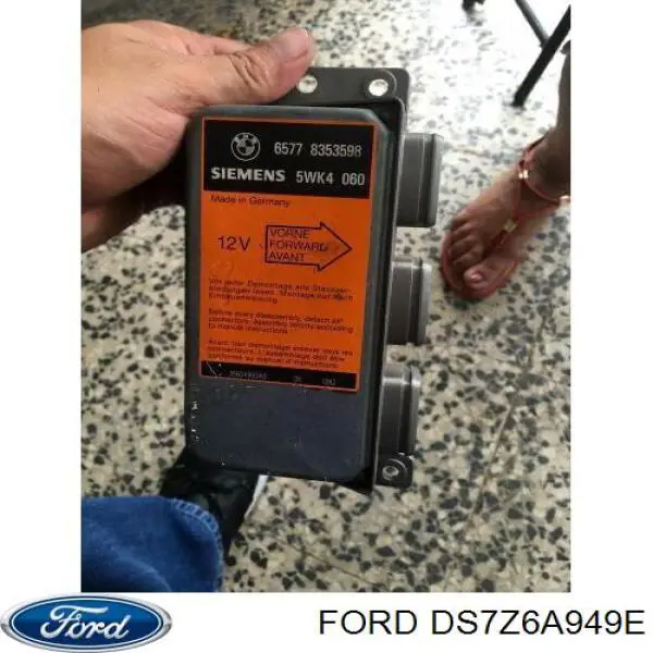 Купити 1933746 Ford Кришка двигуна декоративна