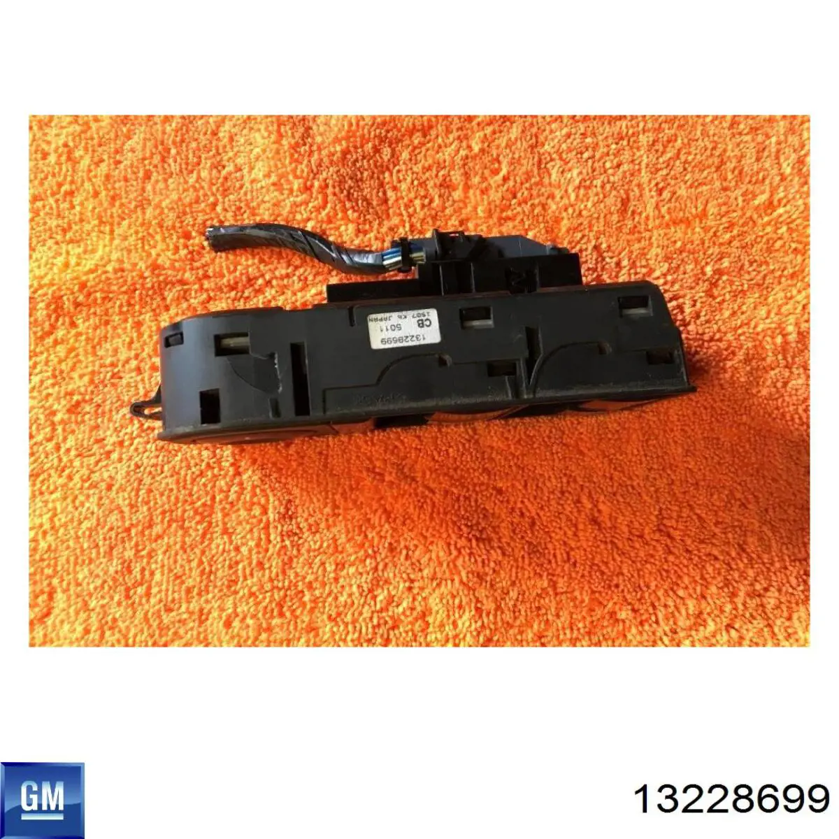 Кнопковий блок керування склопідіймачами передній лівий 13228699 General Motors