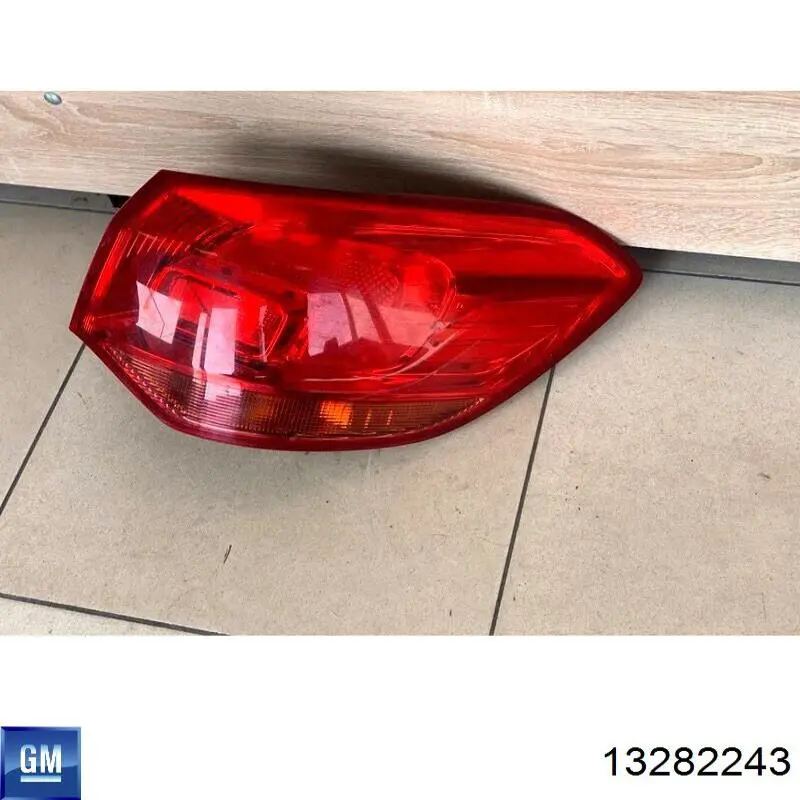 Ліхтар задній правий, зовнішній 13282243 General Motors