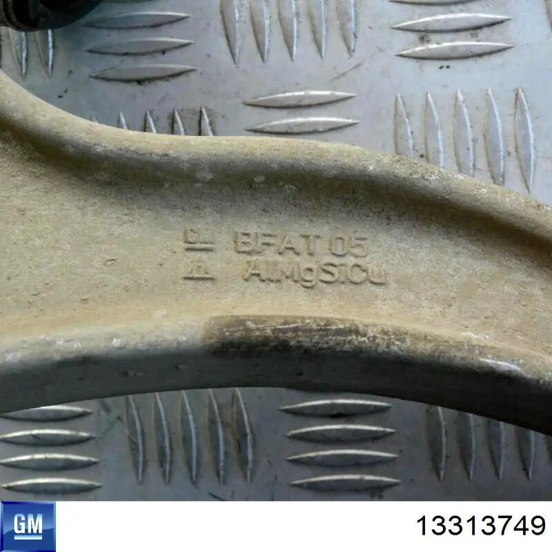 Важіль передньої підвіски нижній, правий 13313749 General Motors