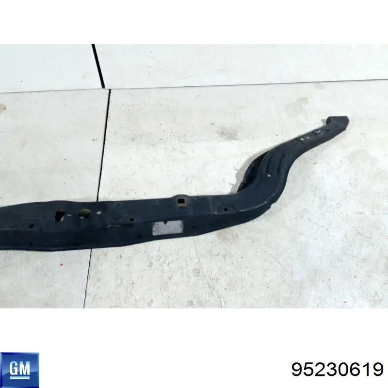Рамка радіатора верхня General Motors 95230619 ціна, від 133.27 USD