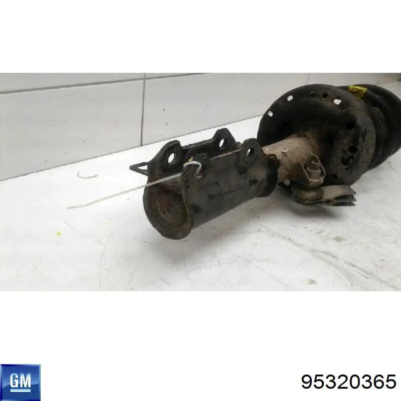 Амортизатор передній, правий 95320365 General Motors