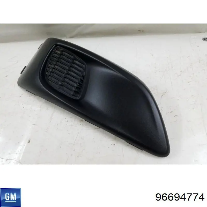 96694774 General Motors заглушка/ решітка протитуманних фар бампера переднього, права