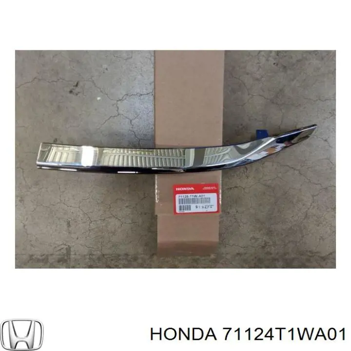 Решетка радиатора нижняя на Honda CR-V RM