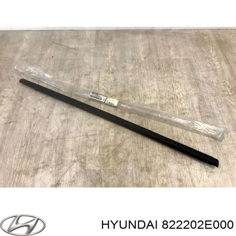 822202E000 Hyundai/Kia молдинг опускного скла нижній, двері передньої, правої