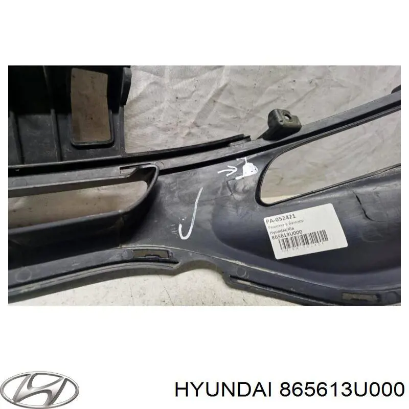 865613U000 Hyundai/Kia решітка переднього бампера
