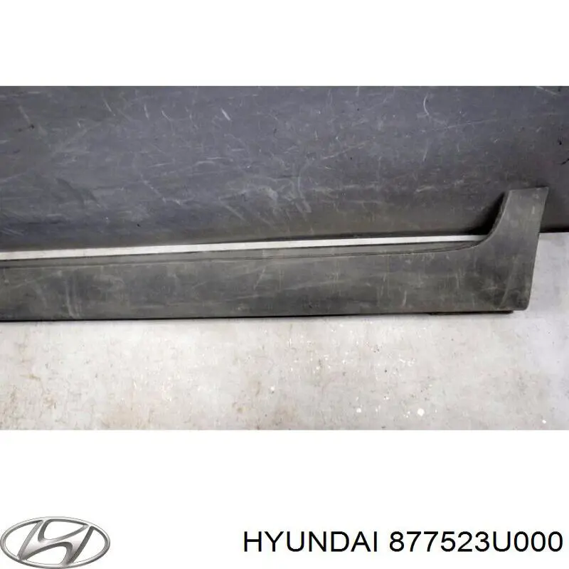 877523U000 Hyundai/Kia Накладка зовнішня (молдинг) порога, правий