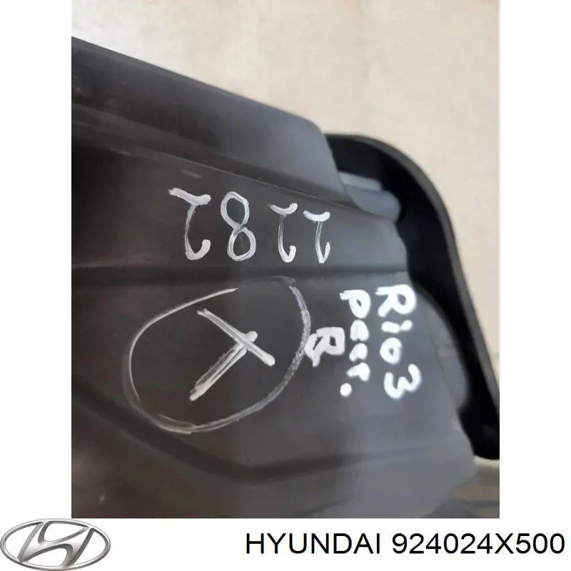 Фара задня права зовнішня Hyundai/Kia 924024X500