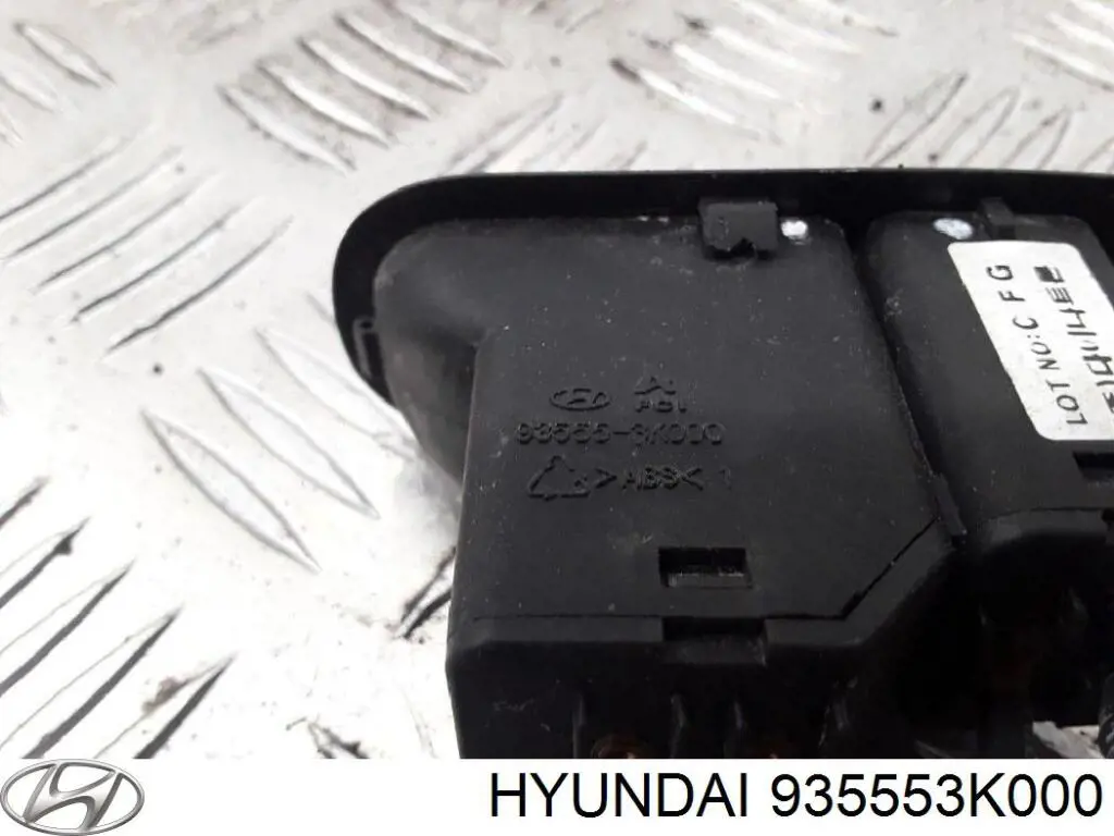 Кнопка відкриття лючка бензобака Hyundai/Kia 935553K000 ціна, від 5.52 USD