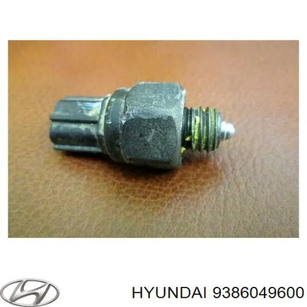 9386049600 Hyundai/Kia датчик включення ліхтарів заднього ходу