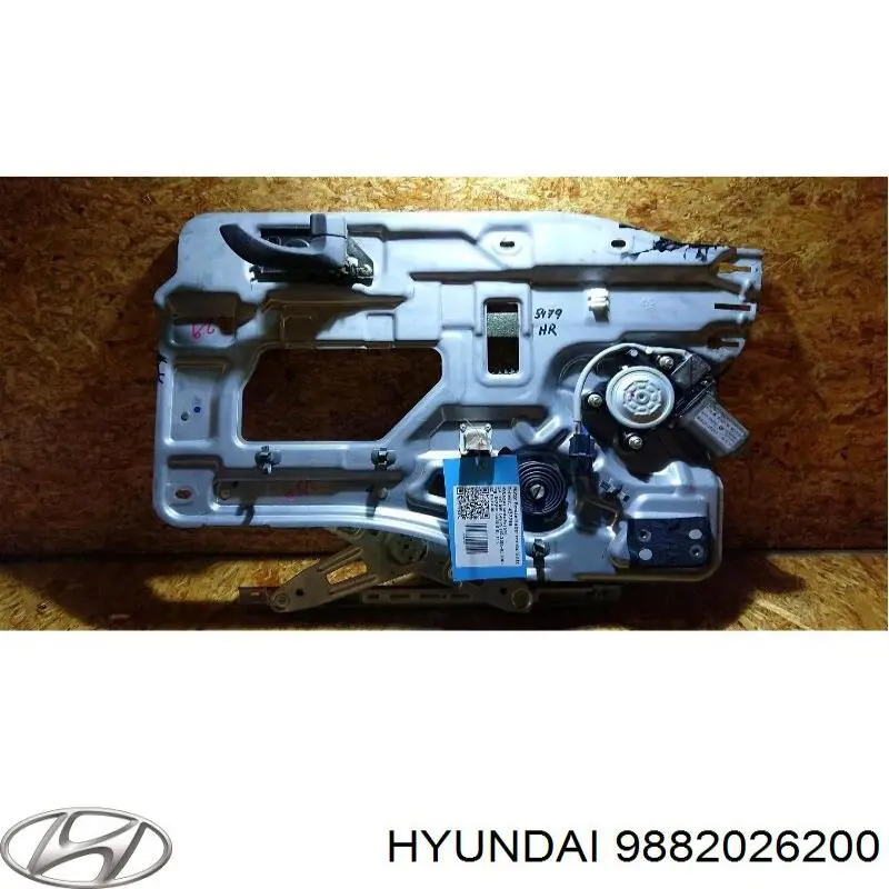 Двигун стеклопод'емника двері задньої, правої на Hyundai Santa Fe (SM)