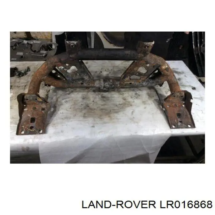 LR016868 Land Rover Рамка радіатора нижня