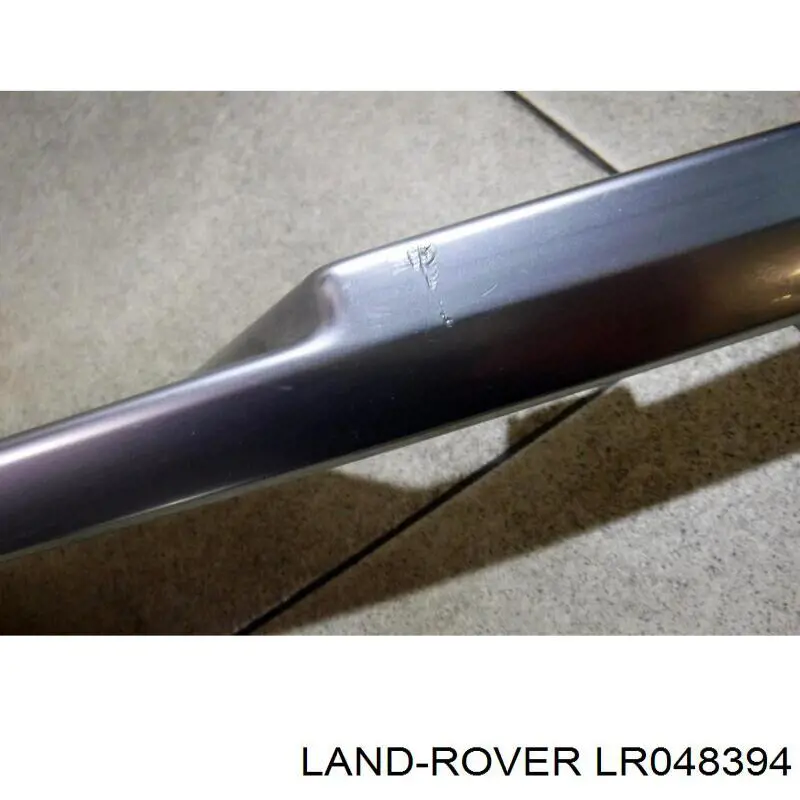 Накладка кришки багажника LR048394 Land Rover