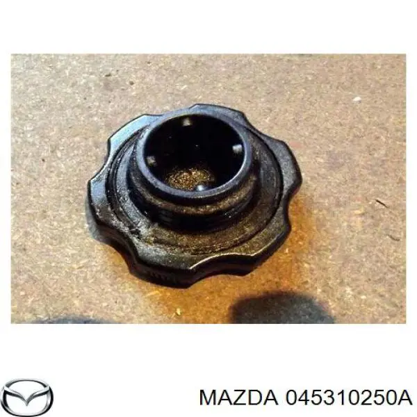 Кришка маслозаливной горловини 045310250A Mazda