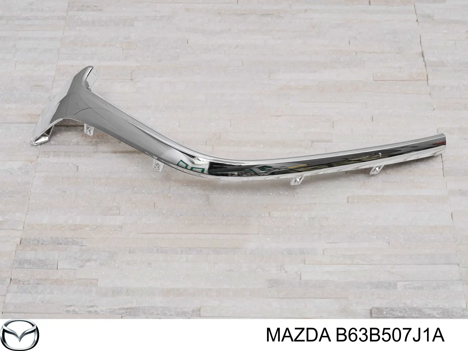 B63B507J1A Mazda Молдинг решітки радіатора, правий