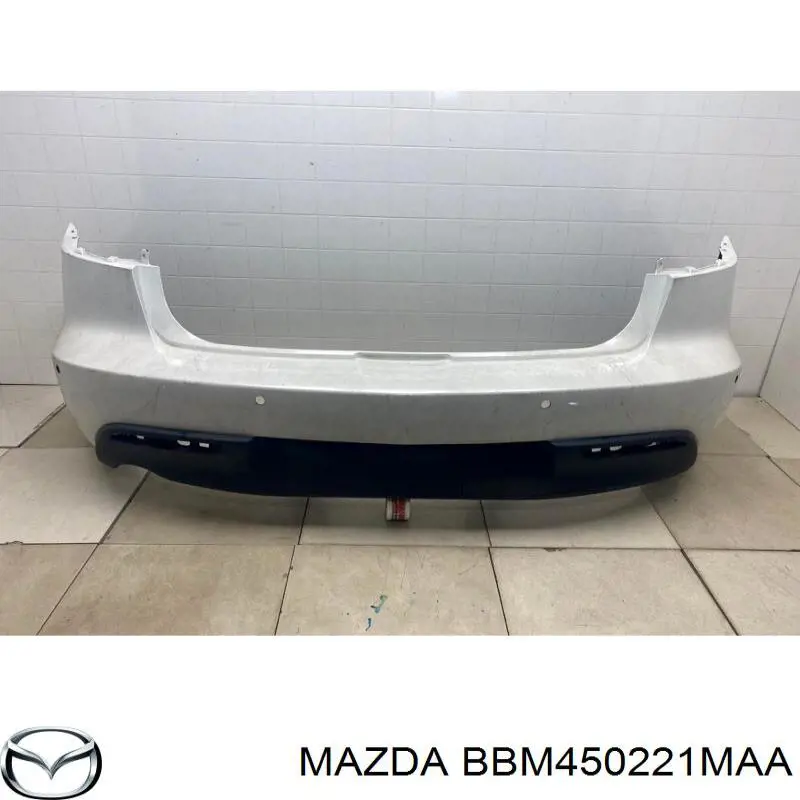 Седан до 2011 года без отверстий под парктроник есть повреждения на фото виднозадний, на Mazda 3 BL