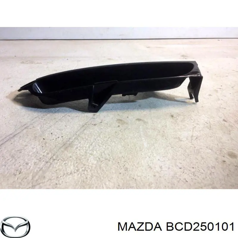 Решітка переднього бампера, права BCD250101 Mazda