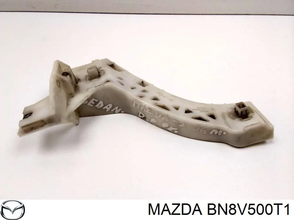 Купити BN8V500T1 Mazda Кронштейн бампера переднього, правий