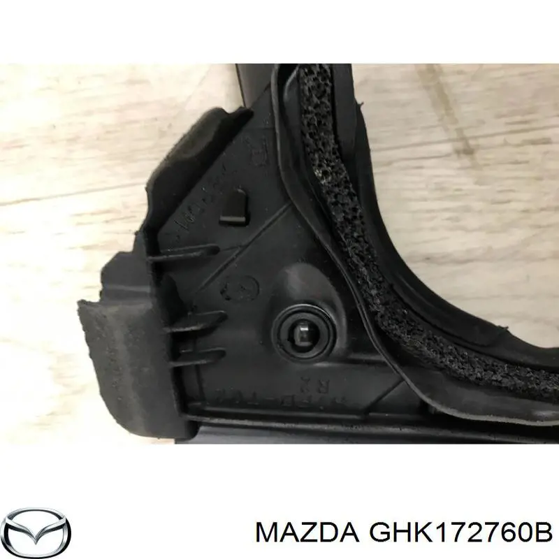 Купити GHK172760B Mazda Ущільнювач двері задньої правої (на двері)