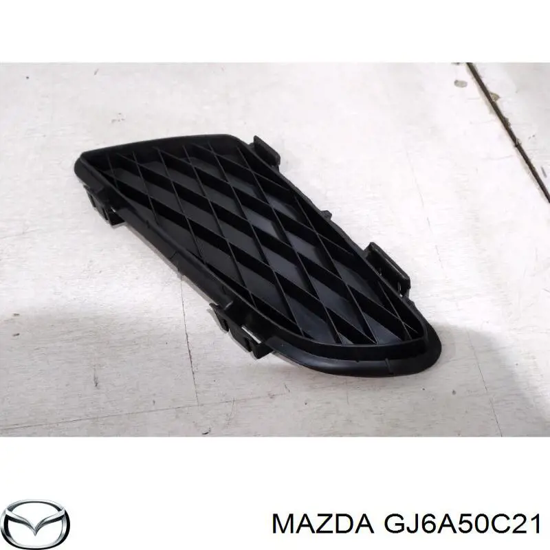 Заглушка/ решітка протитуманних фар бампера переднього, ліва GJ6A50C21 Mazda