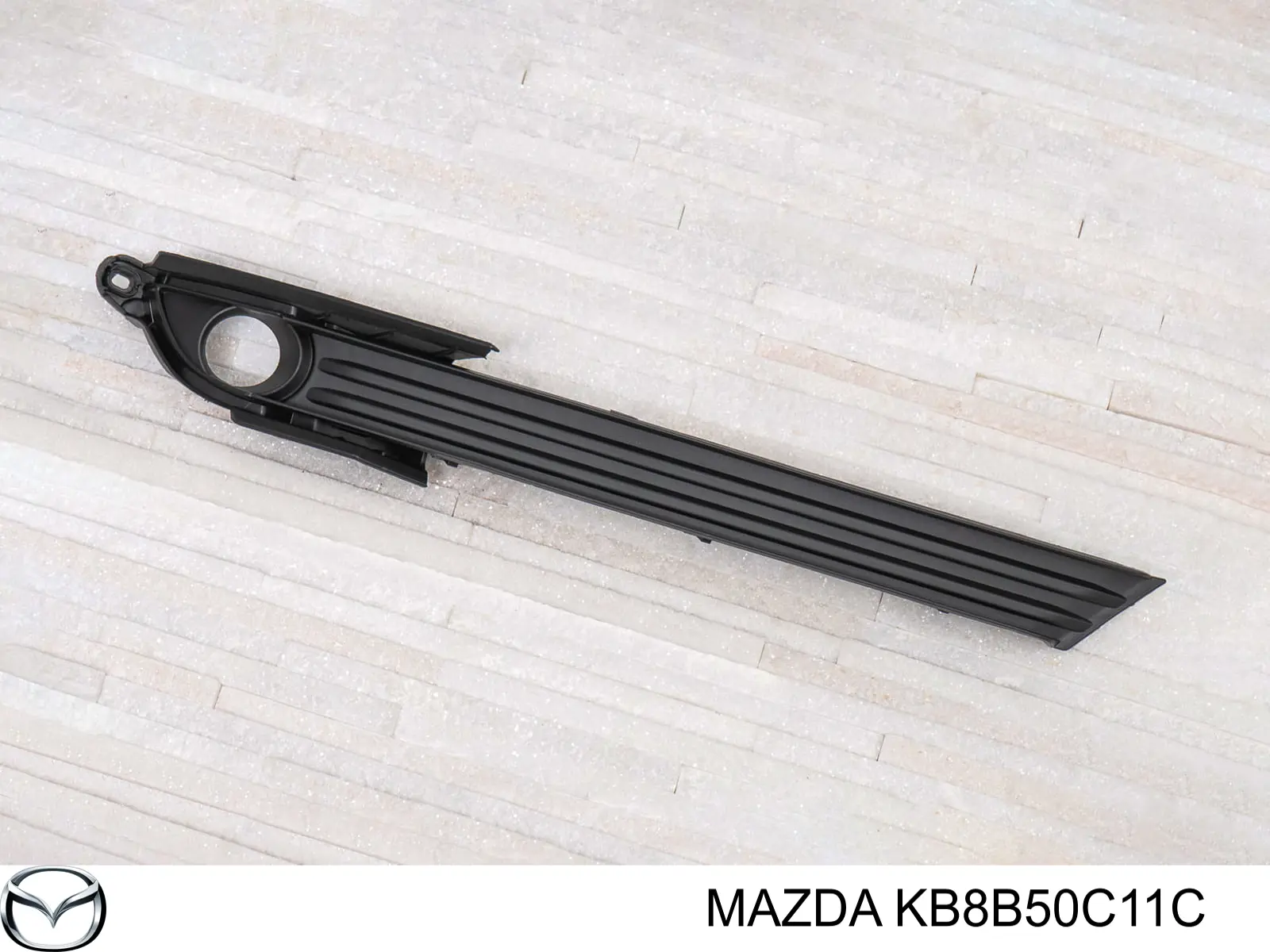 Решітка переднього бампера, права KB8B50C11C Mazda