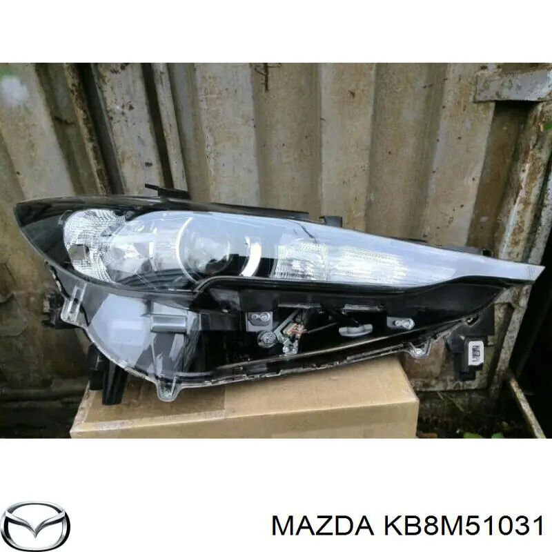 Фара права KB8M51031 Mazda
