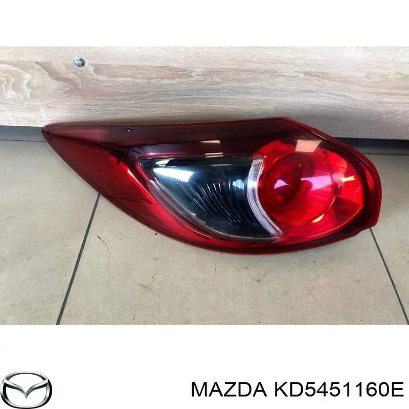KD5451160E Mazda Задній лівий зовнішній ліхтар