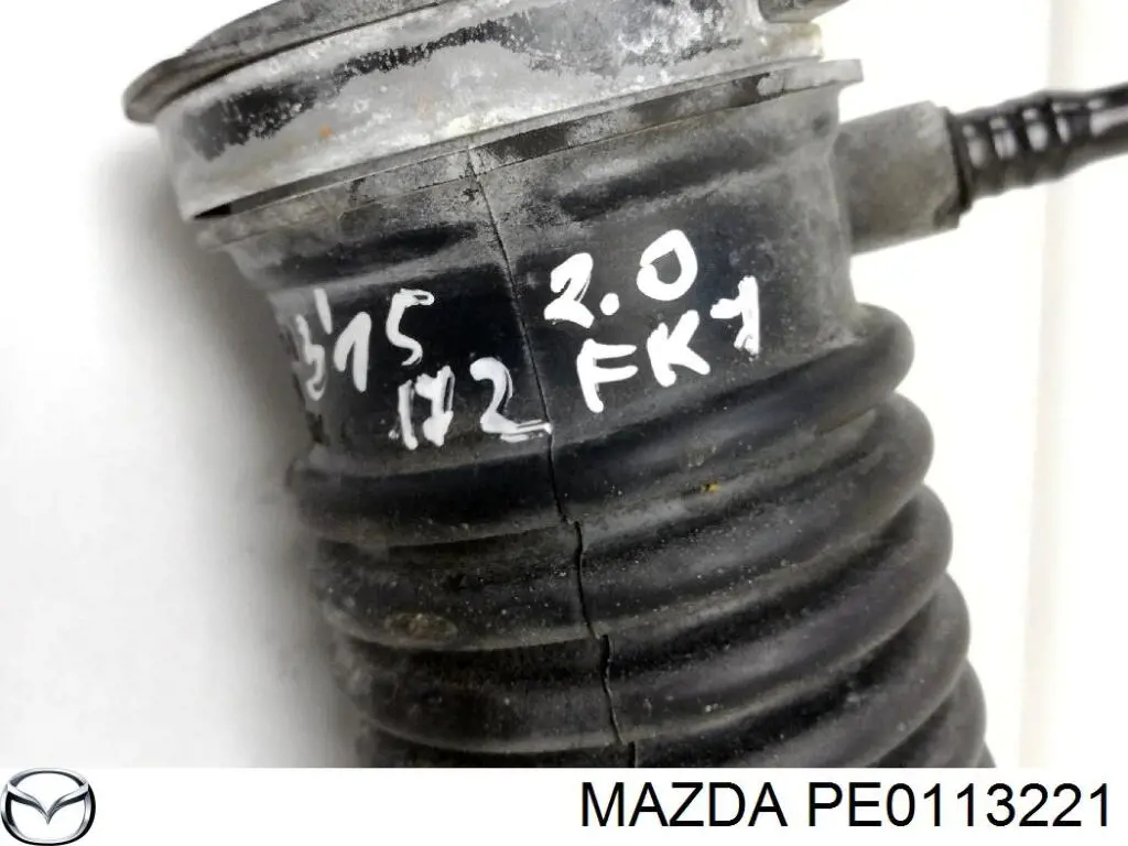 PE0113221 Mazda Патрубок повітряний, вихід повітряного фільтра