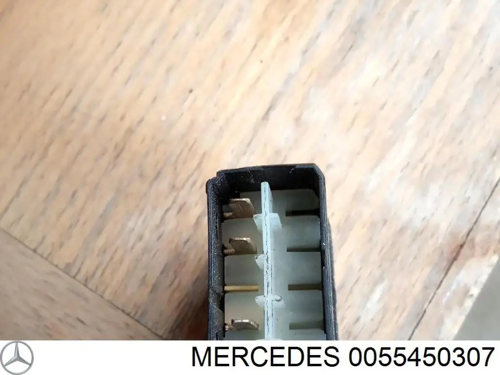 Купити A0055450307 Mercedes Кнопка вмикання обігріву заднього скла