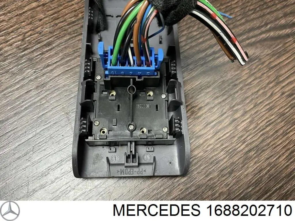 Кнопковий блок керування склопідіймачами центральної консолі на Mercedes A-Class (W168)
