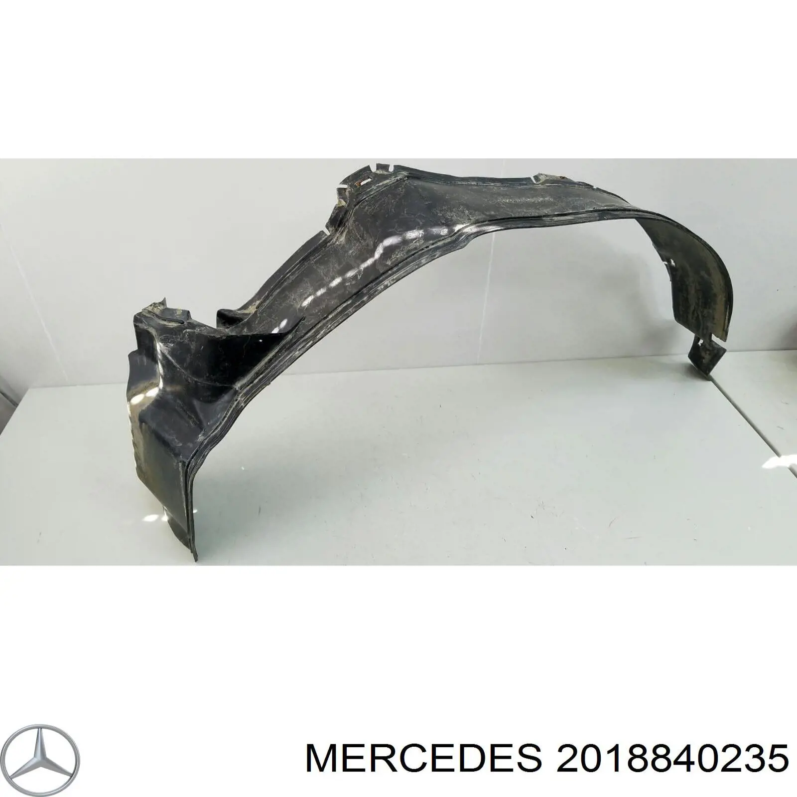 2018840235 Mercedes підкрилок переднього крила, правий