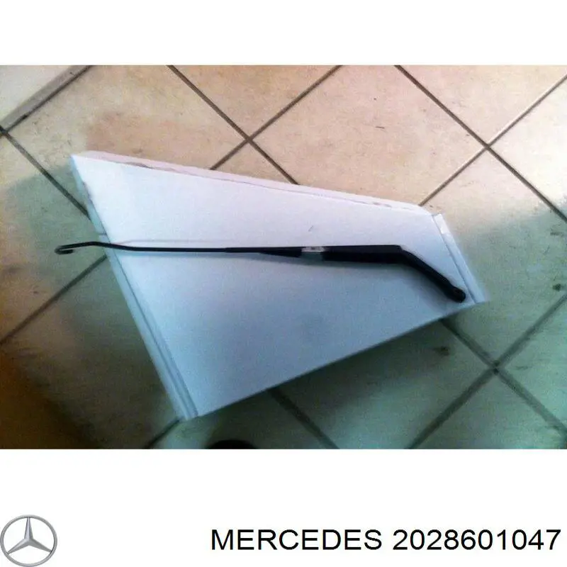 A2028601047 Mercedes форсунка омивача скла лобового, права