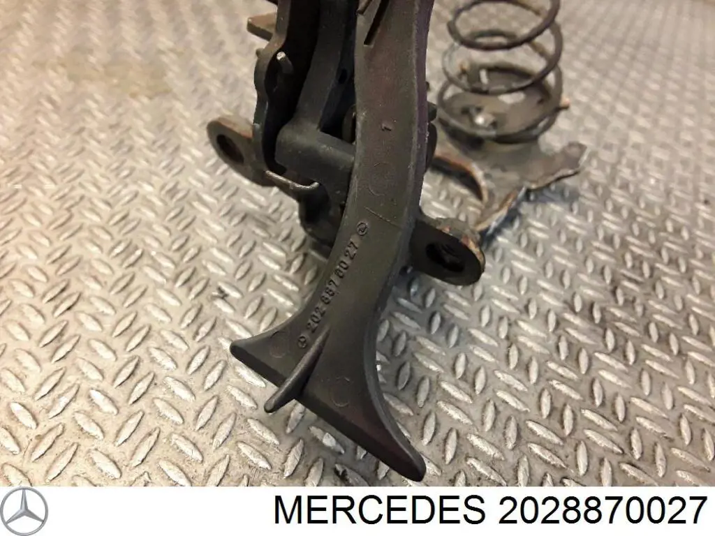 Язичок відкривання капота на Mercedes C (S202)