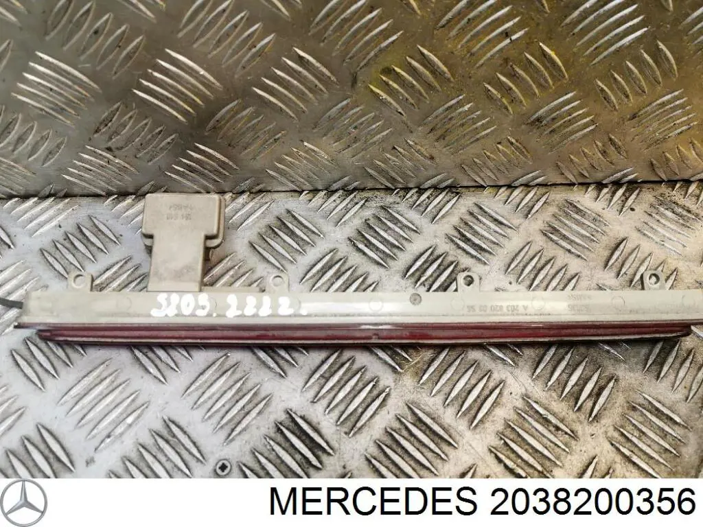 Стоп-сигнал заднього скла на Mercedes C (S203)