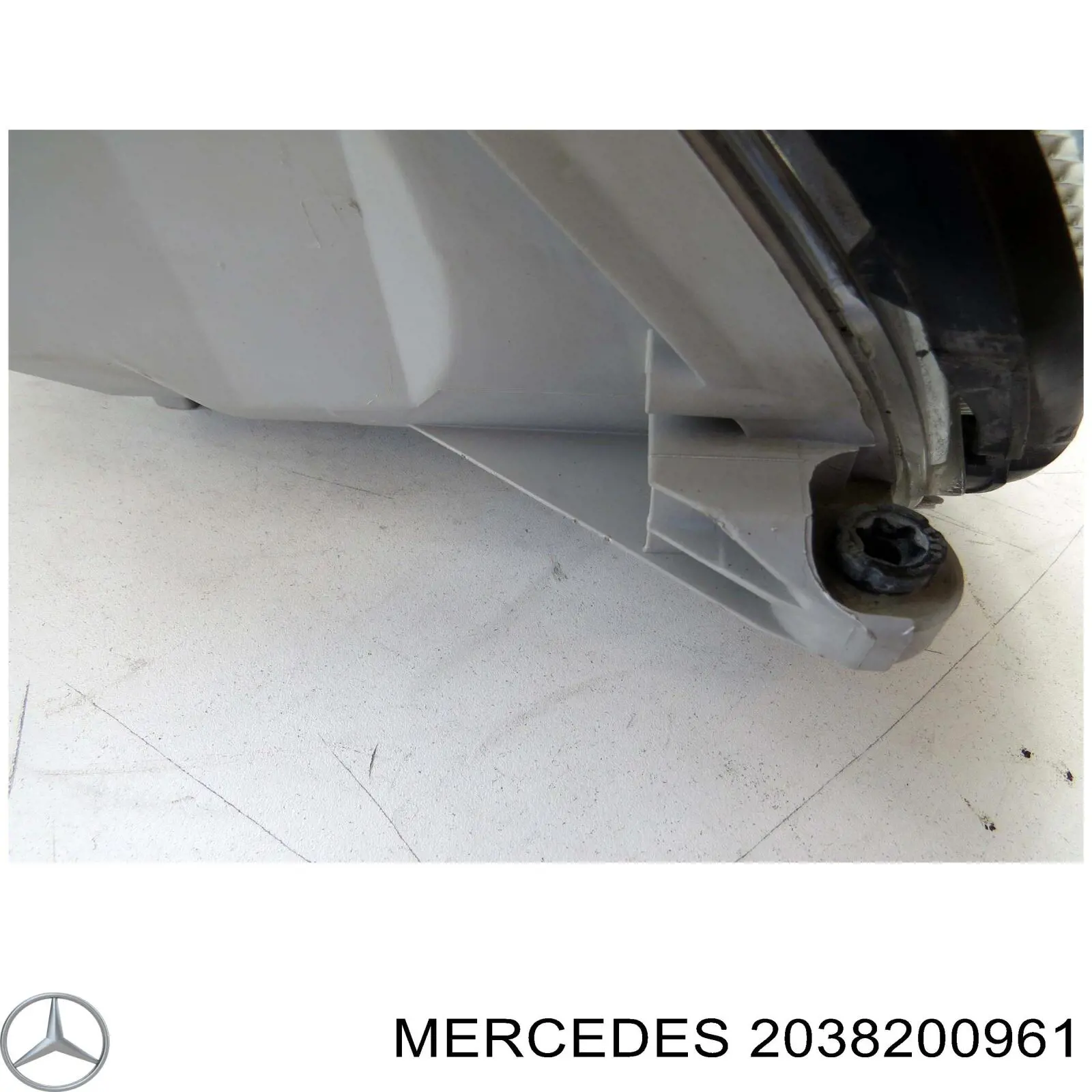 Фара Mercedes A2038200961