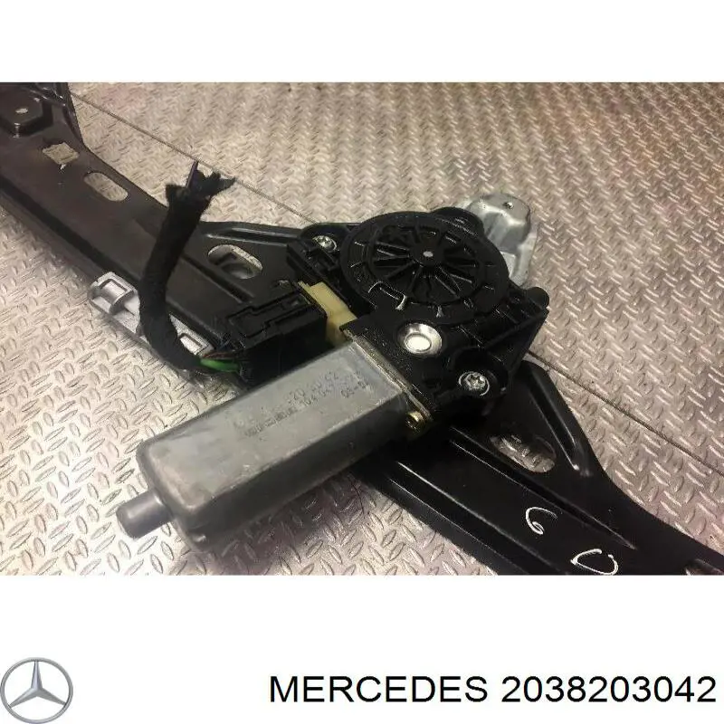 Двигун стеклопод'емника двері задньої, правої на Mercedes C-Class (S203)