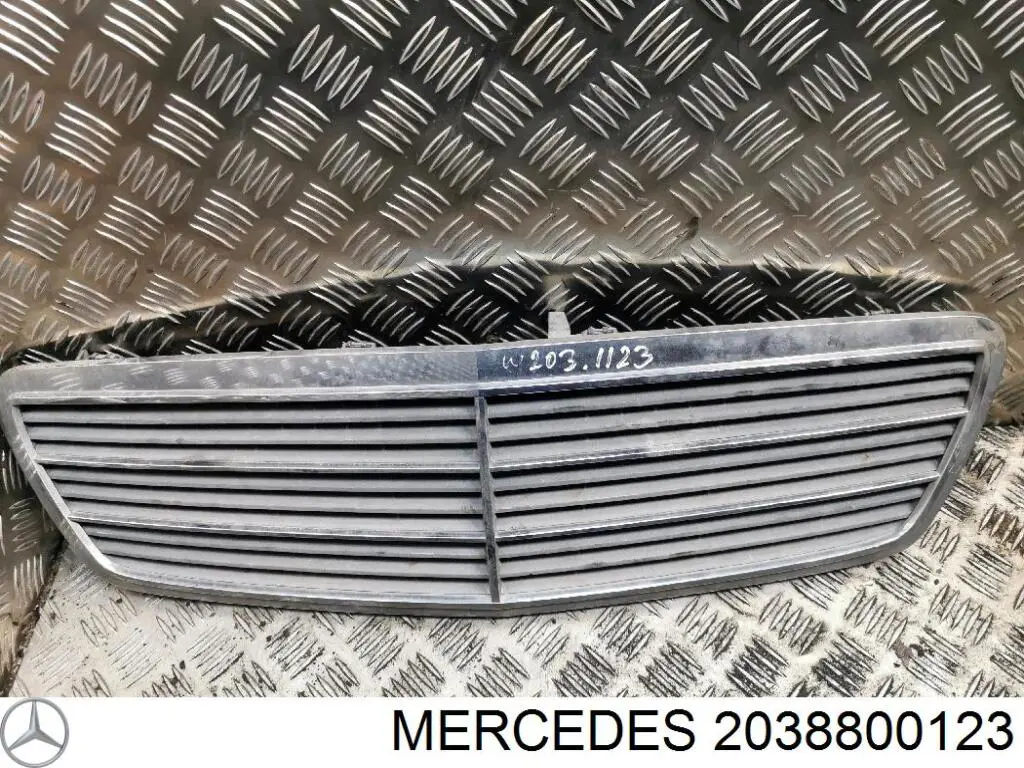 Решітка Mercedes A20388001237D11