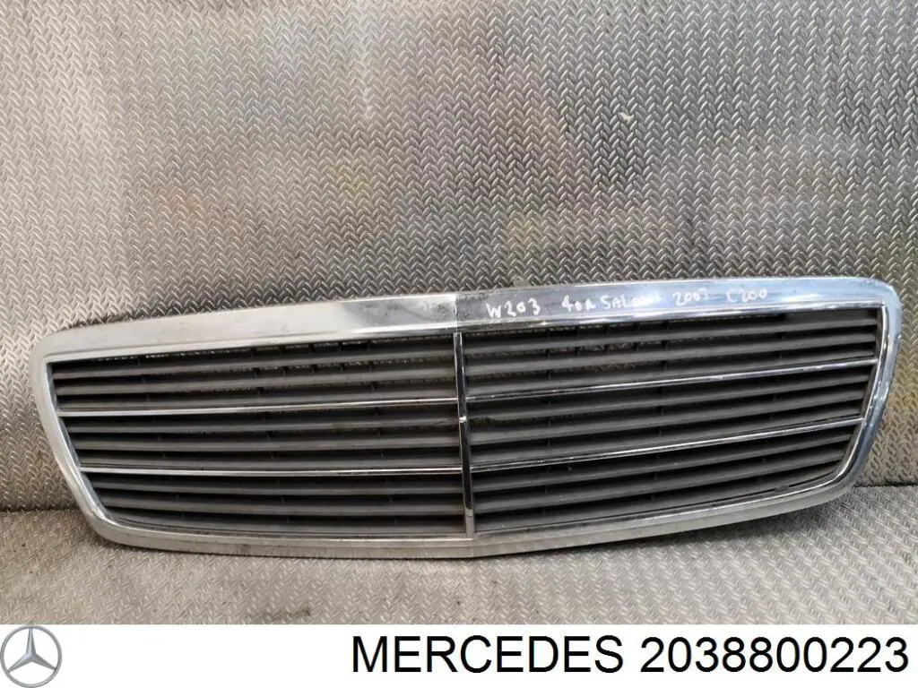Решітка радіатора A20388002239744 Mercedes