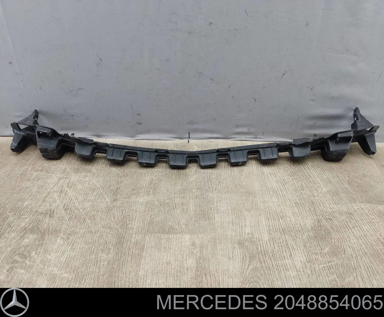 Кронштейн бампера переднього, центральний 2048854065 Mercedes