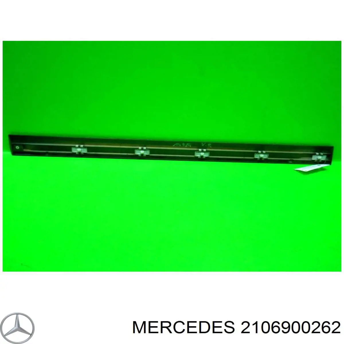 Молдинг передньої правої двері на Mercedes E-Class (S210)