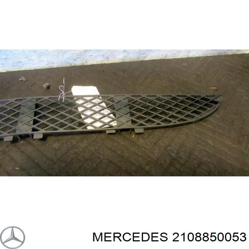 2108850053 Mercedes решітка переднього бампера, центральна