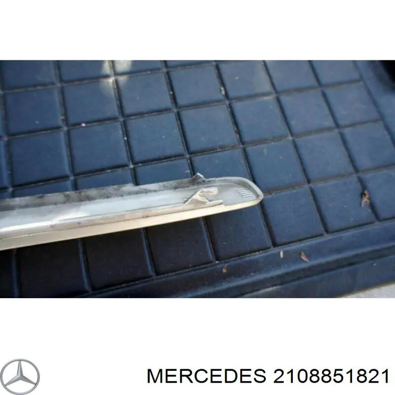 Купити A21088518219744 Mercedes Накладка бампера переднього, права