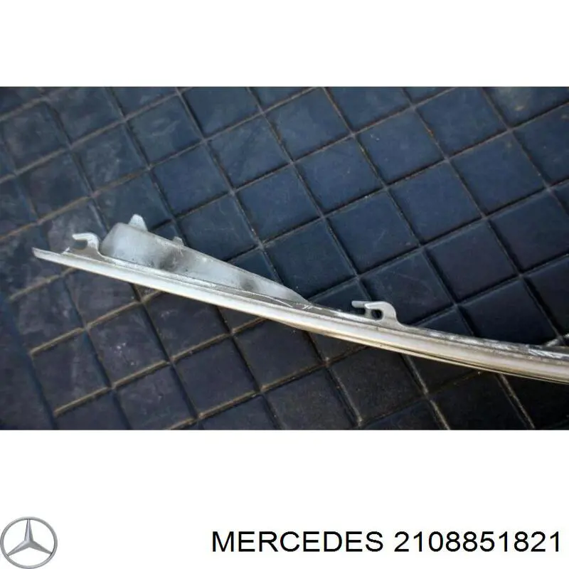 A21088518219744 Mercedes Накладка бампера переднього, права