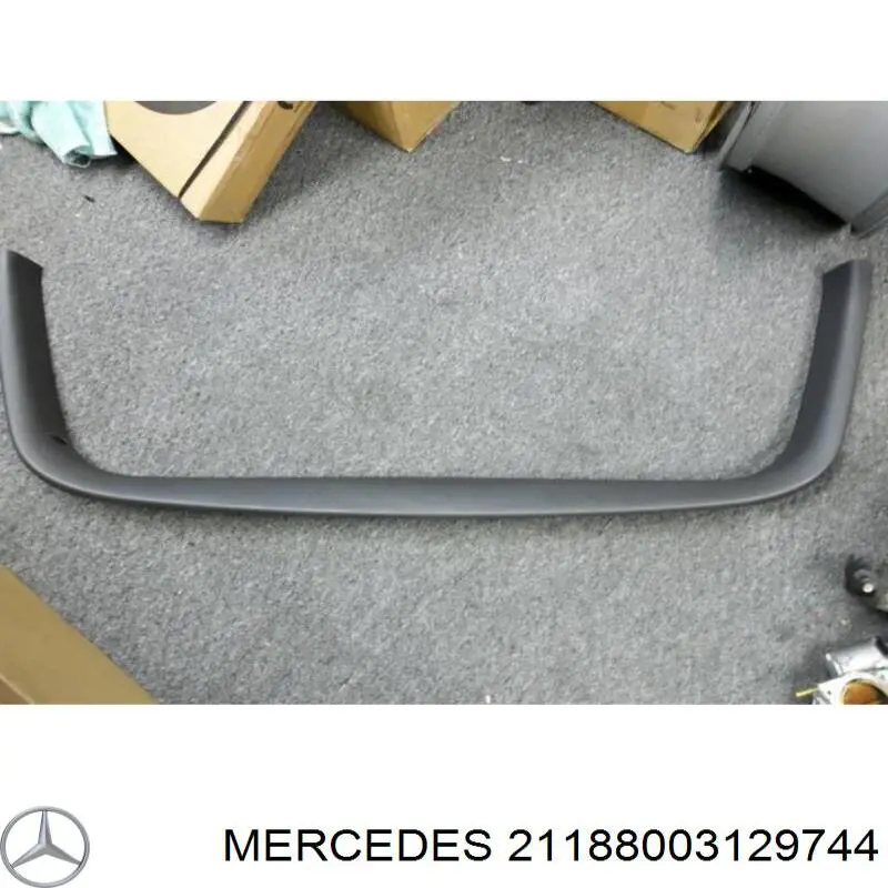 Накладка бампера заднього, ліва 5703053528971P Mercedes