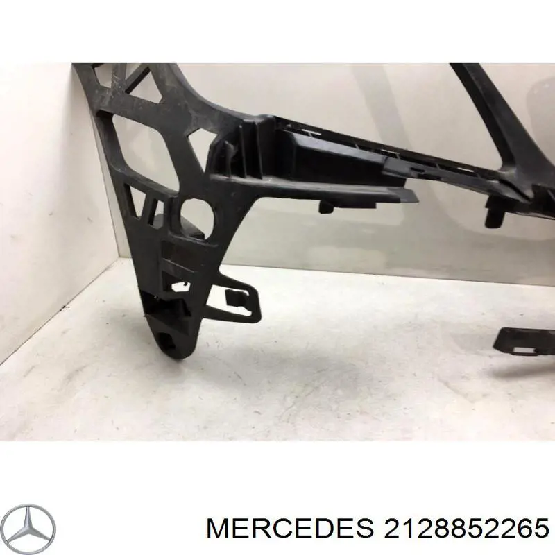 Праве кріплення переднього бампера Mercedes A2128852265 ціна, від 15.20 USD
