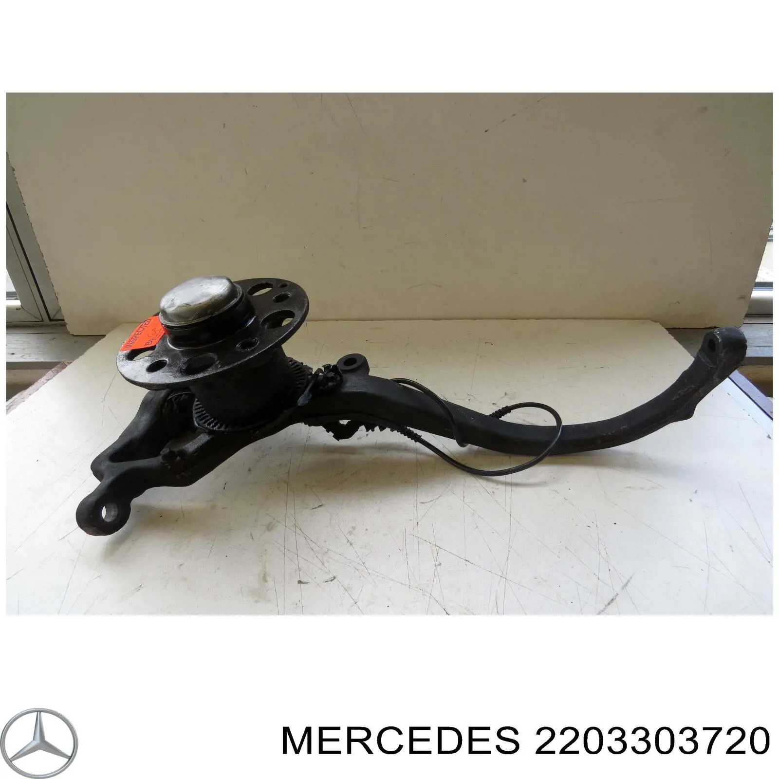 Купити A2203303720 Mercedes Цапфа - поворотний кулак передній, лівий