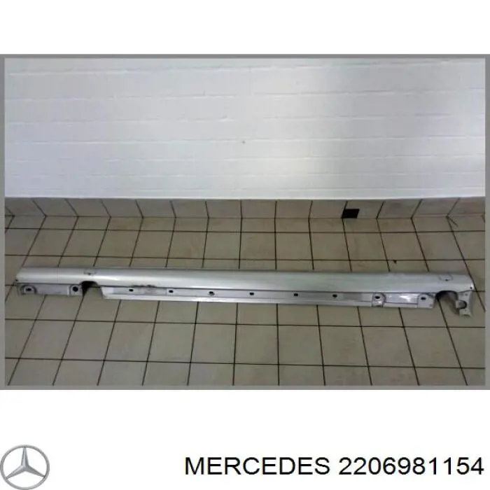 A2206981154 Mercedes Накладка зовнішня (молдинг) порога, лівий