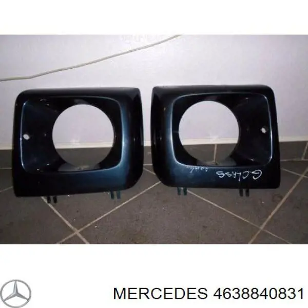 A463884083105 Mercedes рамка/облицювання фари правої